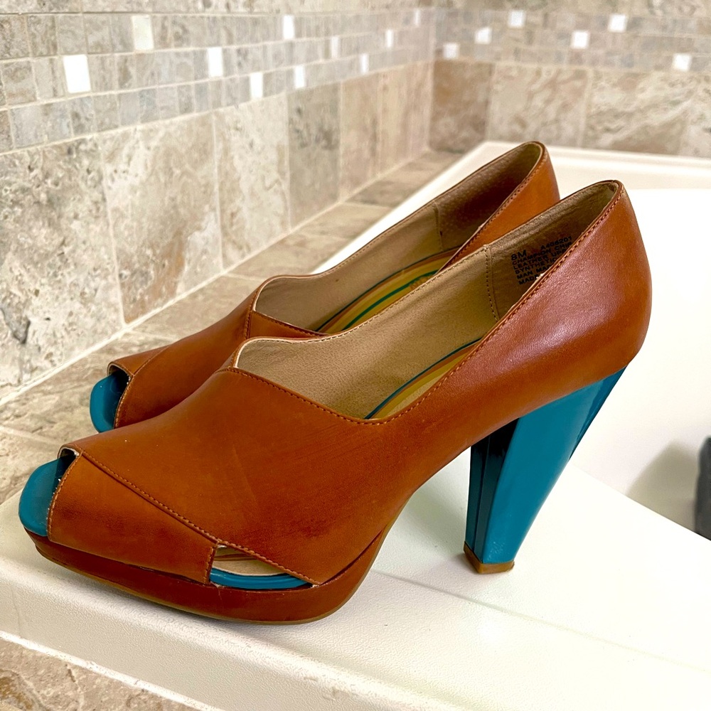 Kenneth Cole Reaction Champion Chip Size 8 leather wedge Saddle Brown